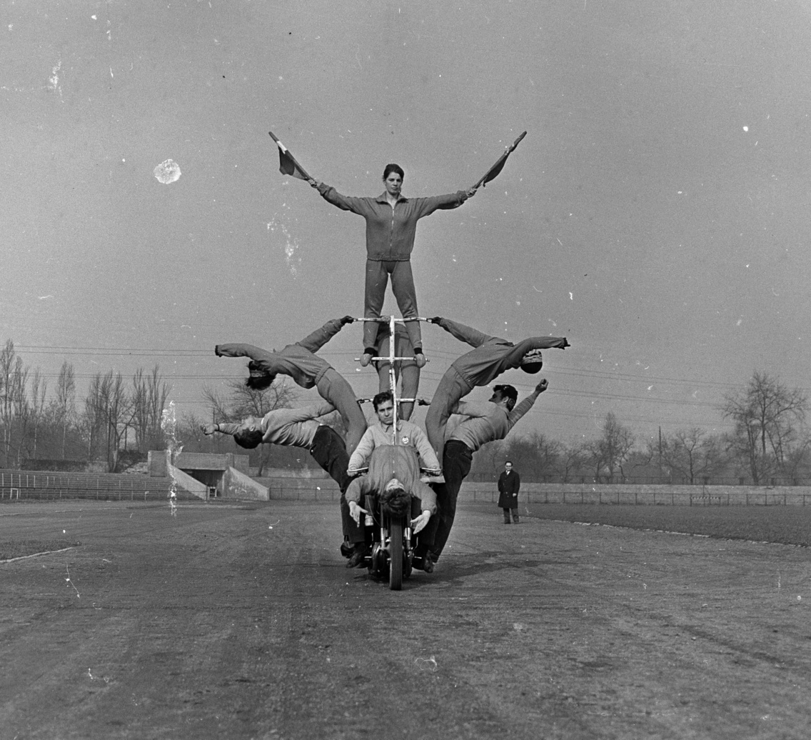 Motoros akrobaták az Építők pályáján, Népliget, 1966