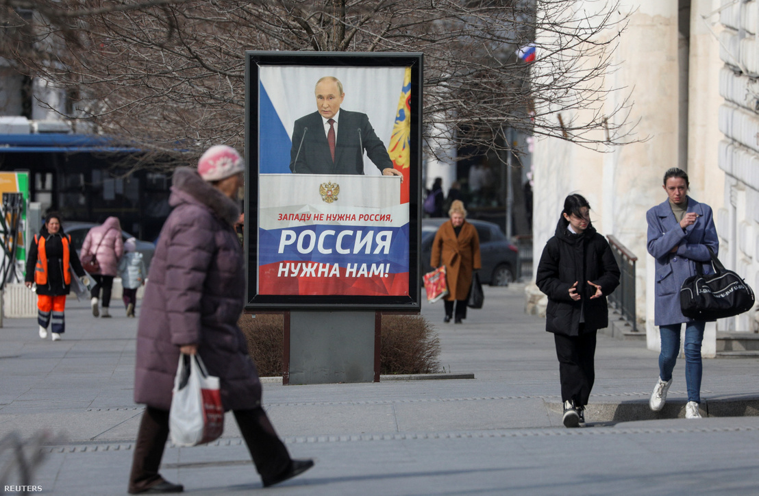 Vlagyimir Putyin orosz elnököt támogató plakát a fekete-tengeri kikötővárosban, Szevasztopol Krím egyik utcájában, 2024. március 6-án