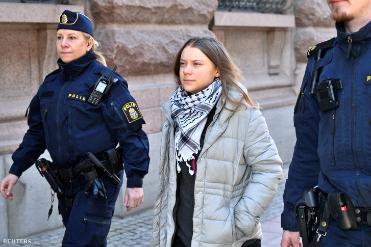 A rendőrök őrizetbe veszi Greta Thunberg klímaaktivistát egy klímaakció során Stockholmban, Svédországban, 2024. március 12-én