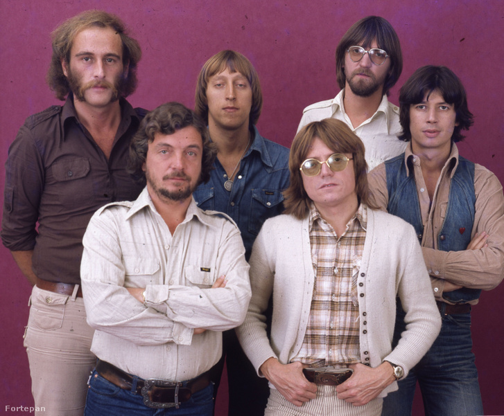 A Fonográf együttes 1980-ban: elöl Szörényi Szabolcs és Szörényi Levente (b-j), mögöttük Móricz Mihály, Németh Oszkár, Tolcsvay László és Bródy János (b-j)