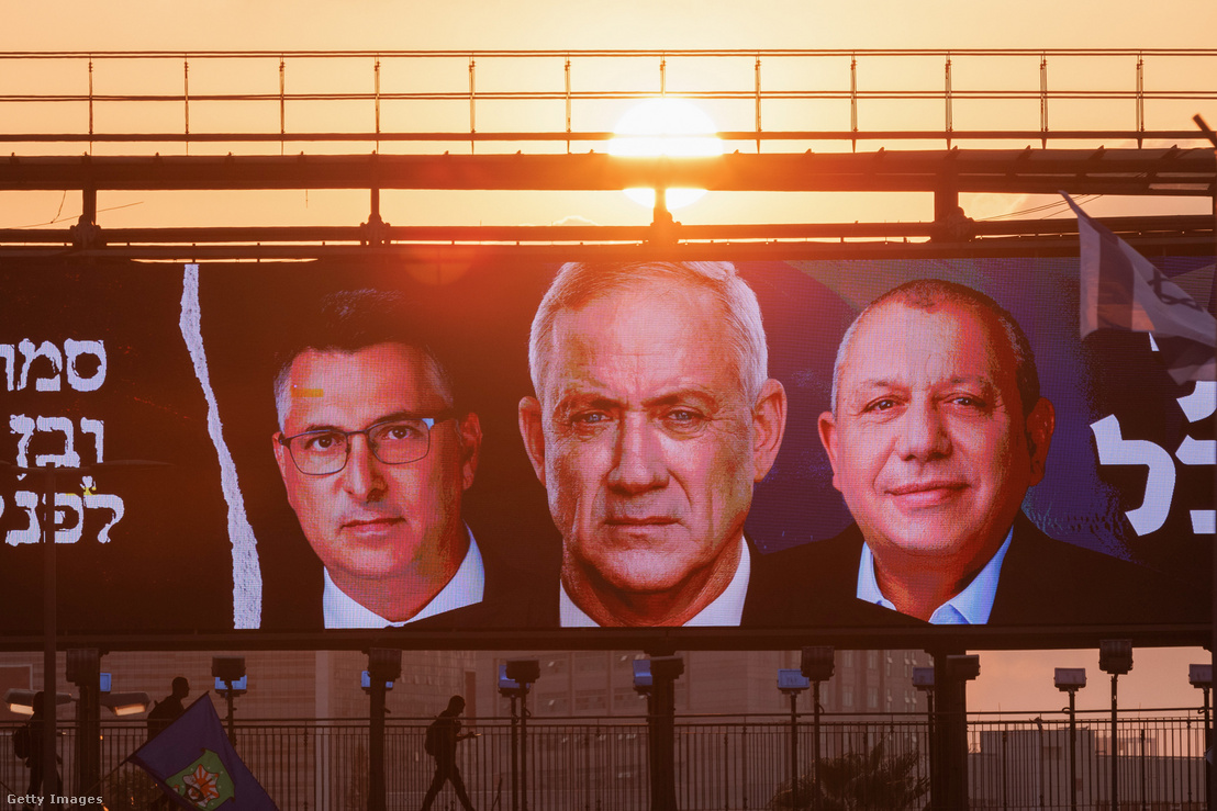 A Hamachane Hamamlachti párt választási hirdetőtáblája, amelyen Benny Gantz izraeli védelmi miniszter, Gideon Sa'ar, Izrael igazságügyi minisztere és Gadi Eisenkot, az izraeli védelmi erők korábbi hadseregfőnöke látható (b-j) 2022. október 24-én