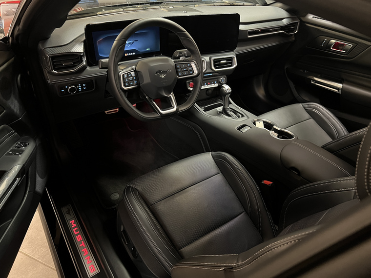 A Mustangot is utolérte a digitalizáció: BMW jellegű egybe tabletet kapott