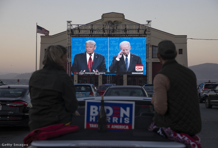 Emberek nézik az utolsó amerikai elnökválasztási vitát Donald Trump elnök és Joe Biden demokrata jelölt között a Cowell Színház előtt 2020. október 22-én