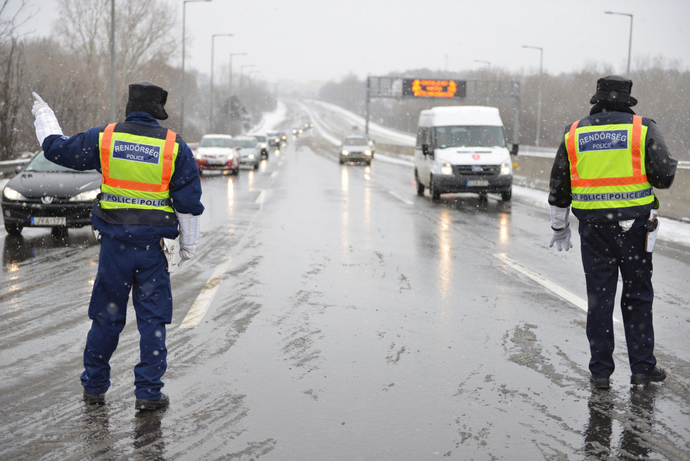 A rendőrség lezárta az M1-es és az M7-es autópályák Budapestről kivezető szakaszát, az autókat visszafordították a városba