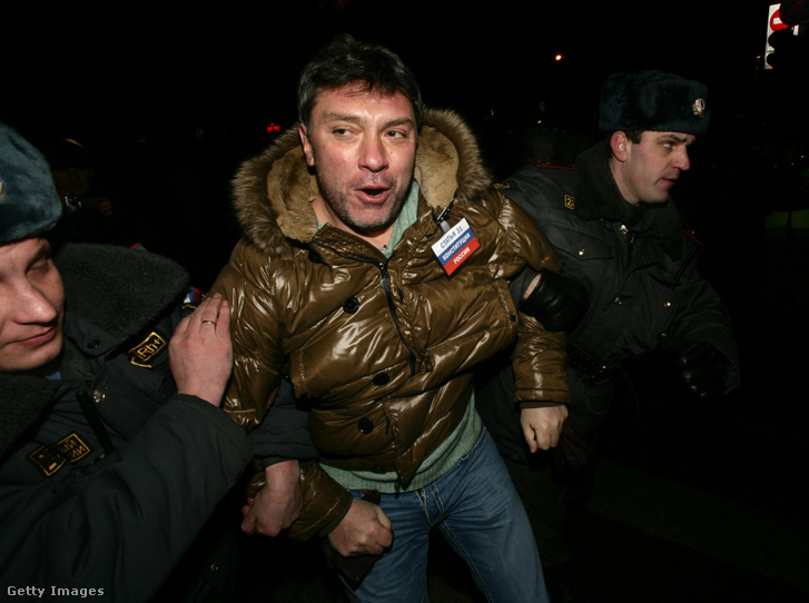 Rendőrök őrizetbe veszik Borisz Nyemcov volt első miniszterelnök-helyettest, a Szolidaritás ellenzéki csoport vezetőjét egy nem engedélyezett, Kreml-ellenes tüntetésen 2010. január 31-én
