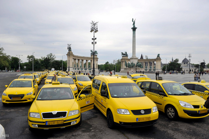 Az Uber személyszállító szolgáltatás ellen demonstráló taxisok gyülekeznek a fővárosi Hősök terén 2016. május 10-én