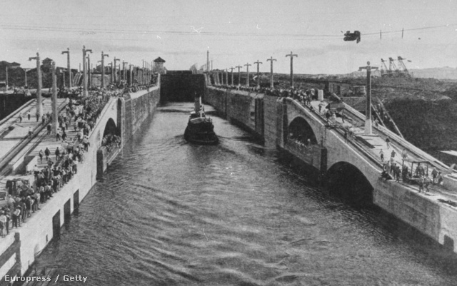 A Panama-csatorna elkészült szakaszán kel át egy vontatóhajó a Gatun-tónál, 1913.