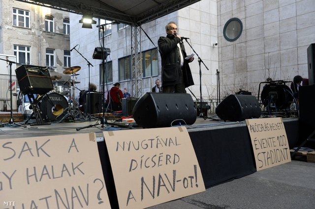 Horváth András a NAV volt ellenőrzési koordinátora beszél a civil szervezetek tüntetésén