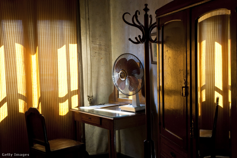 Egy hotelszoba elhúzott függönyökkel. (Fotó: Peter Adams / Getty Images Hungary)
