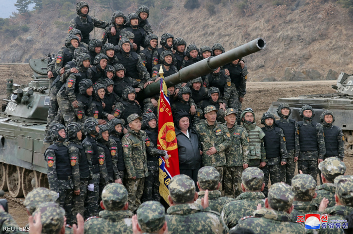 Kim Dzsongun észak-koreai vezető pózol harckocsizókkal egy katonai bemutatón 2024. március 13-án