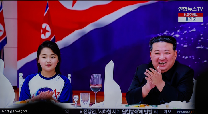 A szöuli Yongsan pályaudvar tévéjén látszik, ahogy Kim Dzsongun észak-koreai vezető (j) és lánya, akinek a neve feltételezések szerint Kim Dzsue, egy banketten vesz részt 2023. november 24-én