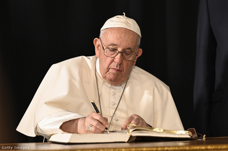 Ferenc pápa (Jorge Bergoglio) aláírja a díszoklevelet a Belemi Elnöki Palotában a pápa udvariassági látogatásán a portugáliai Lisszabonban 2023. augusztus 2-án