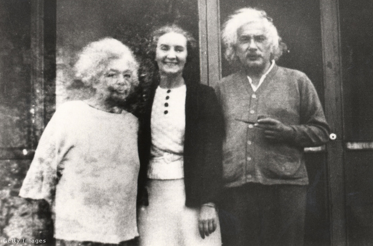 Albert Einstein (jobbra) és Margarita Konenkova (középen). A harmadik hölgy kiléte nem ismert. (Fotó: Rimonda Miara / Getty Images Hungary)