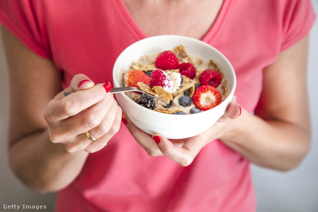 A reggelire fogyasztott gabonapehelyben lévő B-vitamin mértékkel fogyasztva támogatja az egészségünket