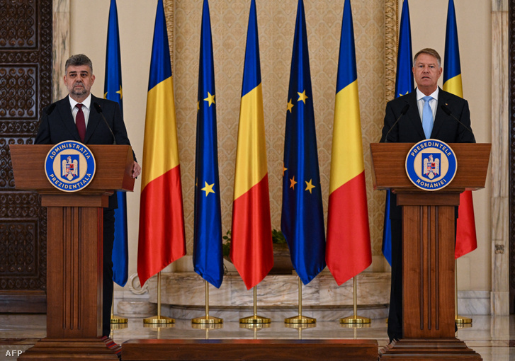 Marcel Ciolacu miniszterelnök és Klaus Iohannis államfő sajtótájékoztatót tart a Cotroceni-palotában, a román elnökség székhelyén, Bukarestben 2023. június 13-án