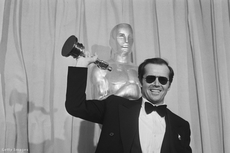 Jack NicholsonA Száll a kakukk fészkére és a Ragyogás című filmek sztárja a '97-ben bemutatott Lesz ez még így se című filmjéért kapta meg az első arany szobrocskát, mint legjobb férfi főszereplő