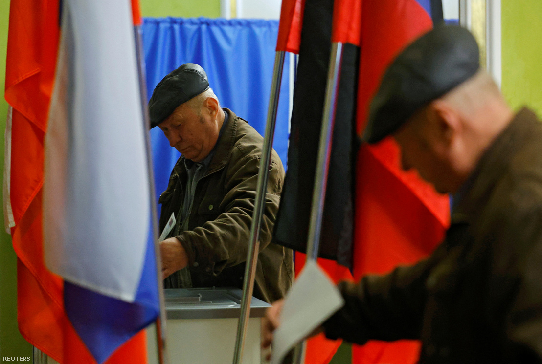 Egy férfi leadja szavazatát az orosz ellenőrzésű Donyeckben 2024. március 16-án