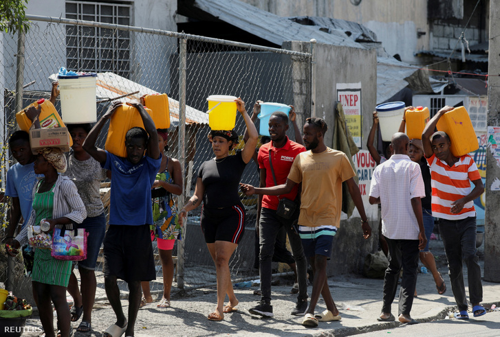 Helyiek vizet visznek Port-au-Prince-ben 2024. március 12-én