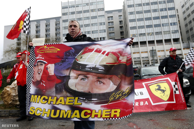 Michael Schumacher 45. születésnapján több mint 200 Ferrari rajongó jelent meg a Grenoble-i Egyetemi Kórház előtt, néma csendben tisztelegve.