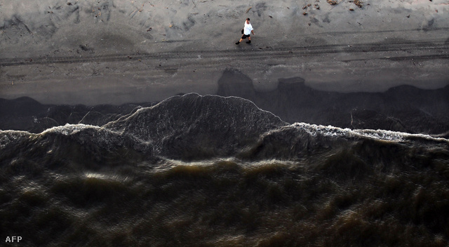 Az olajplatform-baleset után a hullámok kátránydarabokat mostak partra Louisiana állam partjainál, Grand Isle városánál. A partszakasz látképe egy évvel a baleset után, 2011. április 13-án.