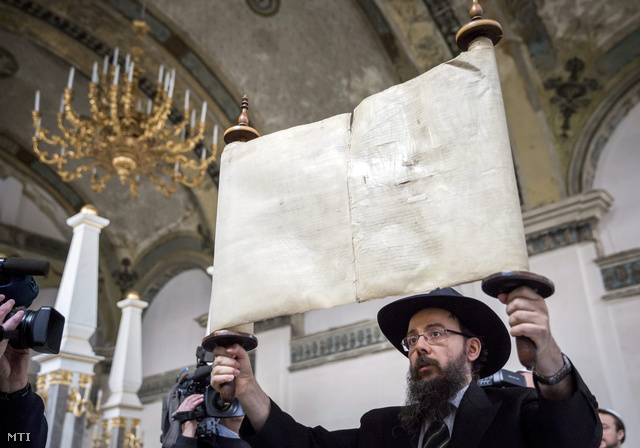 Oberlander Báruch, a Chabad-Lubavics irányzat magyarországi megteremtője egy tóratekercset mutat be az Óbudai Zsinagógában 2014. február 18-án.