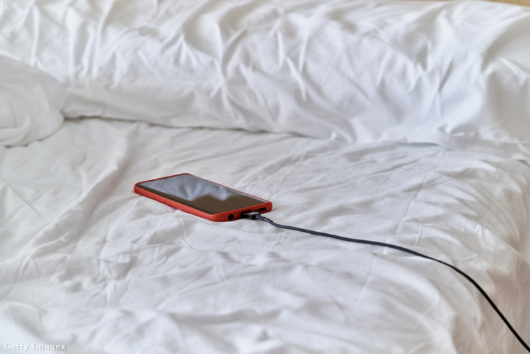 Az Apple arra kéri a készüléktulajdonosokat, hogy ne töltsék telefonjaikat az ágyban éjszakénként. (Fotó: aire images / Getty Images Hungary)