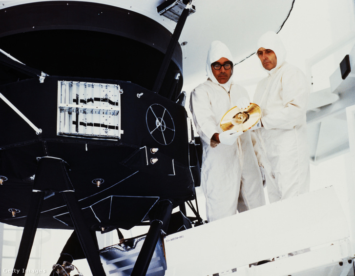 A NASA dolgozói a Sounds of Earth felvételét szerelik fel a Voyager–1 űrszonda küldetési moduljára