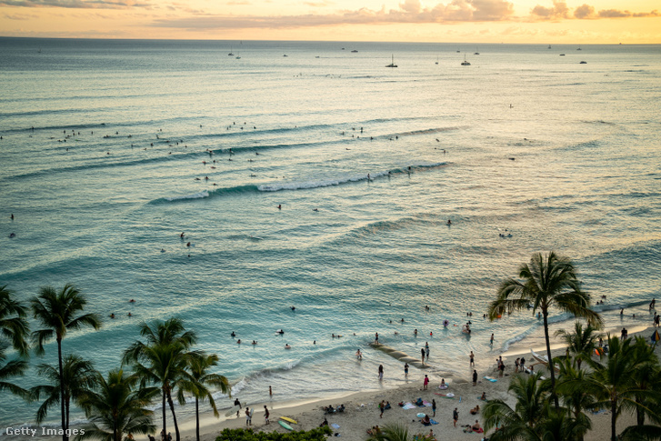 Naplemente a Waikiki Beachen, a hawaii Oahu szigetén 2021. június 26-án