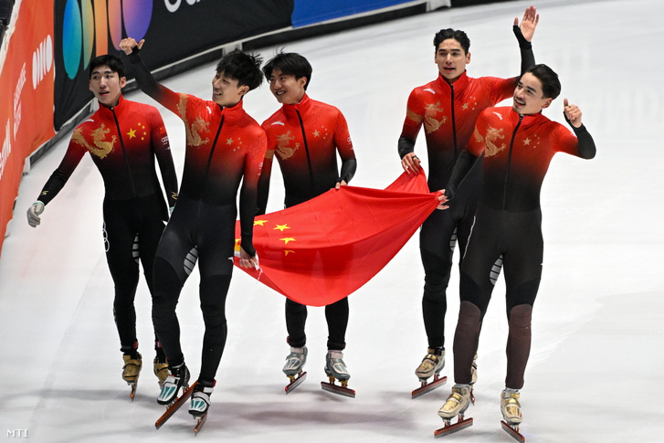 Az 5000 méteres férfi váltóban győztes kínai csapat tagjai ünnepelnek, köztük Liu Shaolin Sándor (j) és Liu Shaoang (j2)
