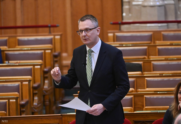 Rétvári Bence a Belügyminisztérium parlamenti államtitkára napirend előtti felszólalásra válaszol az Országgyűlés plenáris ülésén 2024. március 18-án