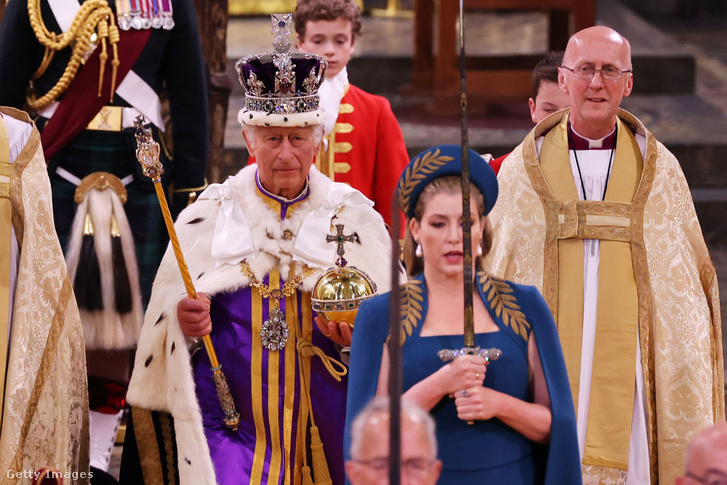 III. Károly király távozik a koronázási ceremónia után a Westminster-apátságban, 2023. május 6-án Londonban. Előtte Penny Mordaunt, kezében a királyi karddal