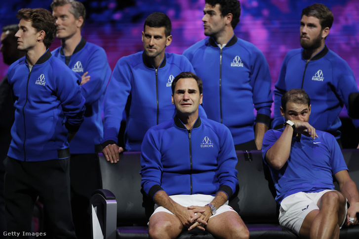 Roger Federer és Rafael Nadal könnyek között a Frances Tiafoe és Jack Sock elleni páros meccsük után a Federer visszavonulása előtti utolsó mérkőzésen a Laver Cup tenisztorna első napján az O2 Arénában 2022. szeptember 23-án