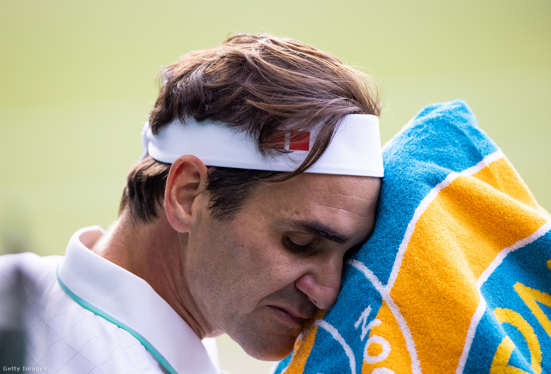 Roger Federer a férfi egyes negyeddöntőjében a lengyel Hubert Hurkacz ellen a wimbledoni gyepteniszbajnokságon a wimbledoni All England Lawn and Tennis Clubban 2021. július 7-én