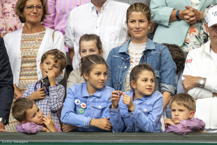 Mirka Federer Roger Federer felesége gyermekeikkel, a kilencéves ikerlányokkal, Charlene és Myla, valamint az ötéves fiúkkal, Lennyvel és Leóval 2019. július 14-én