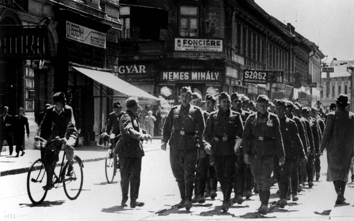 Német katonák Szeged utcáin 1944 áprilisában. 1944. március 19-én hajnalban a német hadsereg alakulatai megkezdték Magyarország megszállását, amelyet néhány óra leforgása alatt végrehajtottak