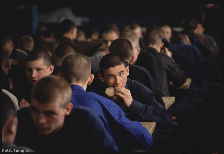 Tizenéves fiúk a Dimitrovgrádi Munkatelepen 1992. február 19-én