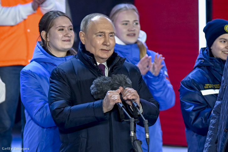 Vlagyimir Putyin orosz elnök beszédet mond a Vörös téren összegyűlteknek Moszkvában 2024. március 18-án