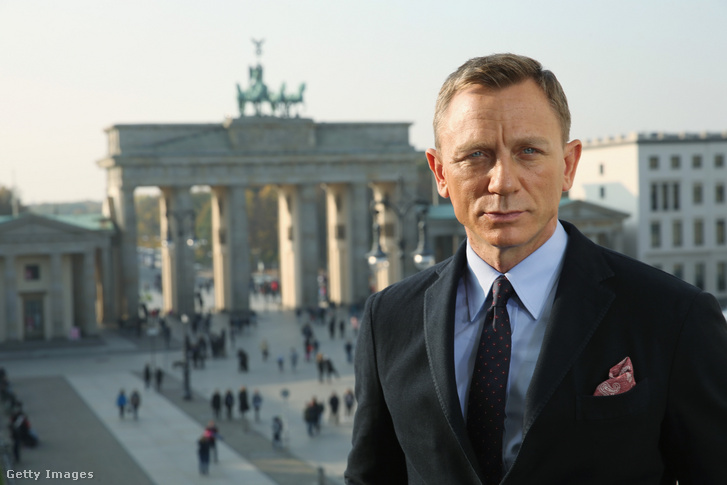Daniel Craig a Brandenburgi kapuval a Spectre című új James Bond-film németországi premierje előtti fotózáson a Hotel Adlonban 2015. október 28-án Berlinben