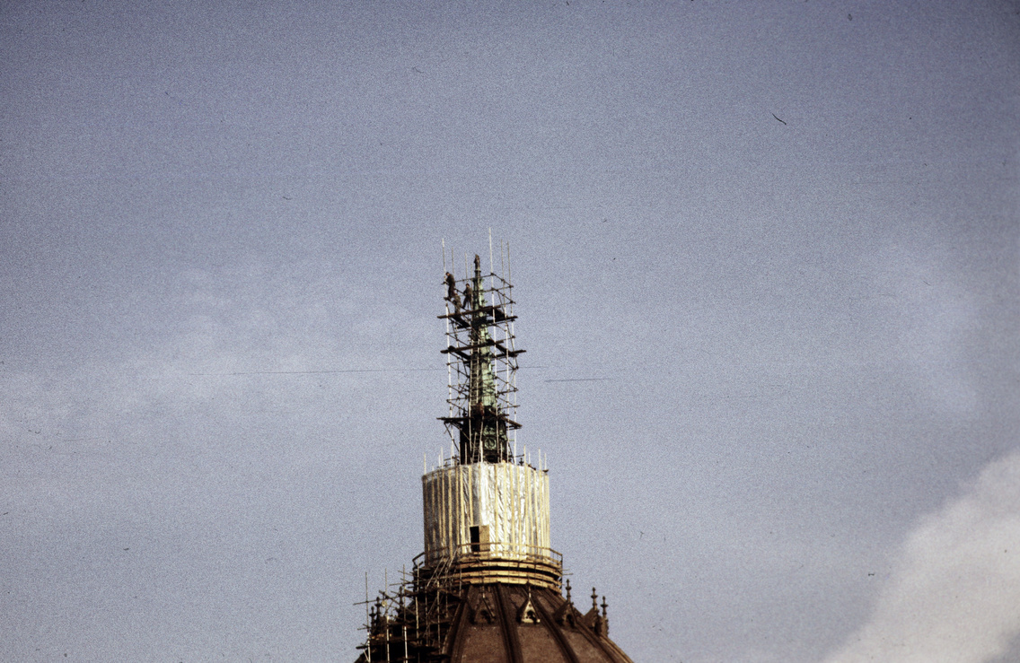 A Kossuth Lajos tér 1990-ben, a felvétel a Parlament kupoláján lévő vörös csillag eltávolításakor készült