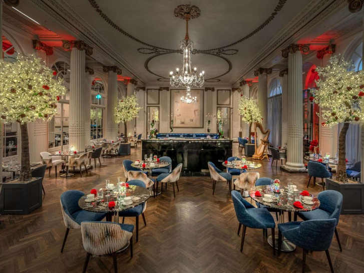 A Waldorf Hilton kristálycsilláros étterme remekül idézi meg a Disney-meséből az átokkal sújtott kastély báltermét.