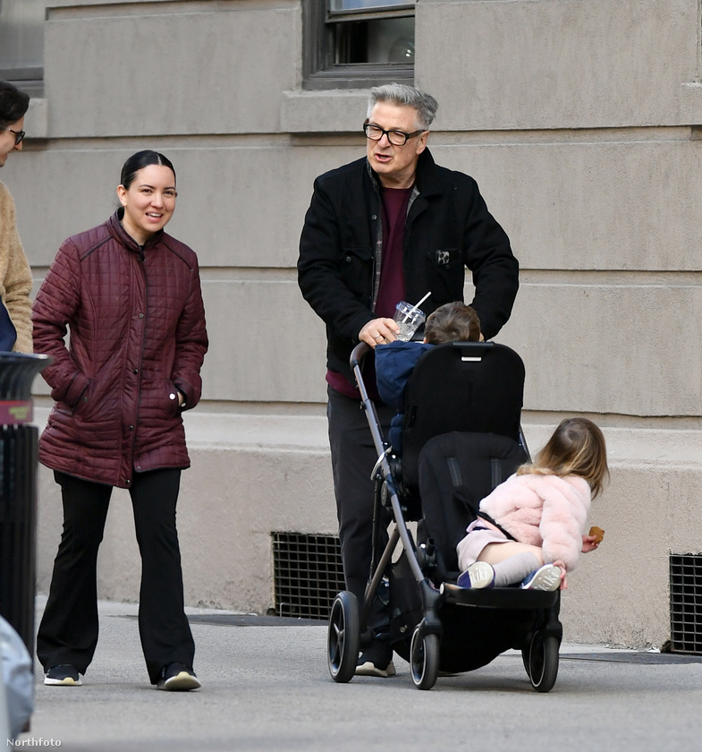 Alec Baldwint családja és barátai körében fotózták le New York utcáin