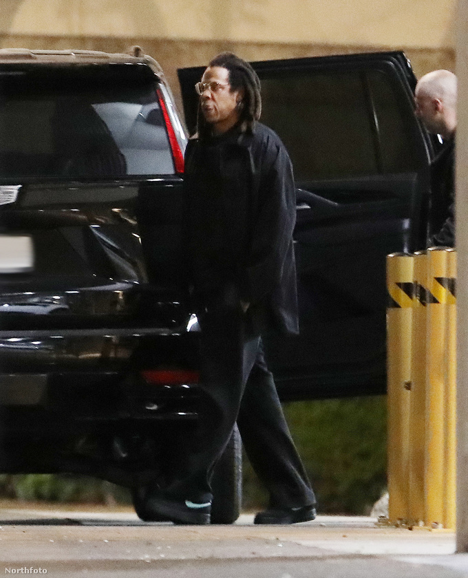 Jay-Z Los Angelesben vacsorázott feleségével, Beyoncéval, amikor kiszúrták őket az étterem előtt a paparazzik