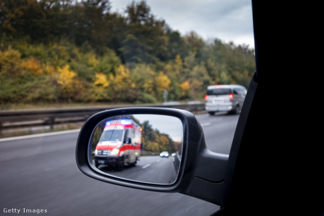 A visszapillantó tükör használata elengedhetetlen – hívja fel figyelmünket a mentőautó-vezető