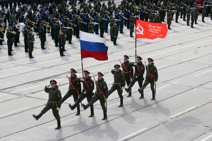 Orosz tisztek szovjet zászlóval vesznek részt a győzelem napi katonai parádé próbáin Moszkvában, Oroszországban, 2016. április 11-én