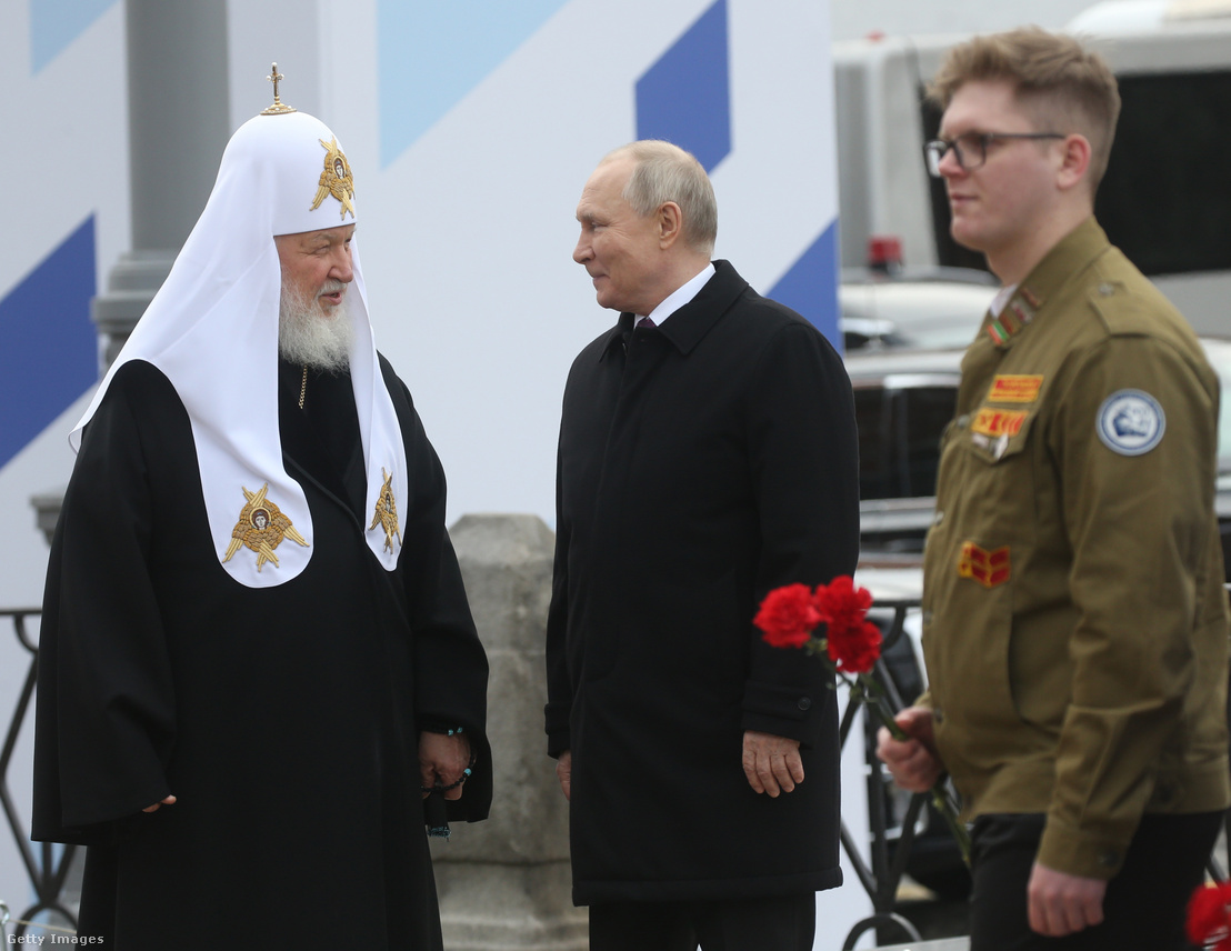 Vlagyimir Putyin (k) beszélget Kilirll orosz ortodox pátriárkával (b) a nemzeti összetartozás napjának ünnepségén Moszkvában, Oroszországban 2023. november 4-én