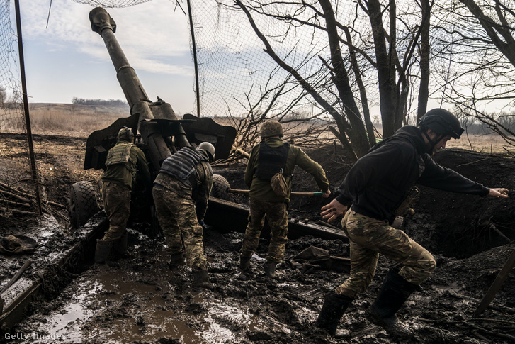 Ukrán katonák D20-as tüzérségi fegyverrel lőnek orosz állásokra Bahmut irányában 2024. február 14-én