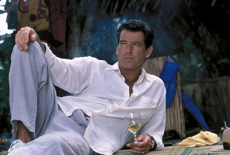 Pierce Brosnan neve már a fiatalabb generációknak is ismerősen csenghet, ugyanis négy James Bond filmben tűnt fel, az Aranyszemben, A holnap markában, A világ nem elégben és az első 2000 után készült darabban a 2002-es Halj meg máskorban.