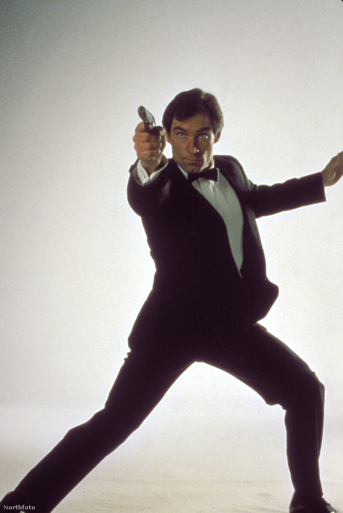 Ezután Timothy Dalton bújhatott bele James Bond bőrébe az 1987-es Halálos rémületben és az 1989-es A magányos ügynökben.