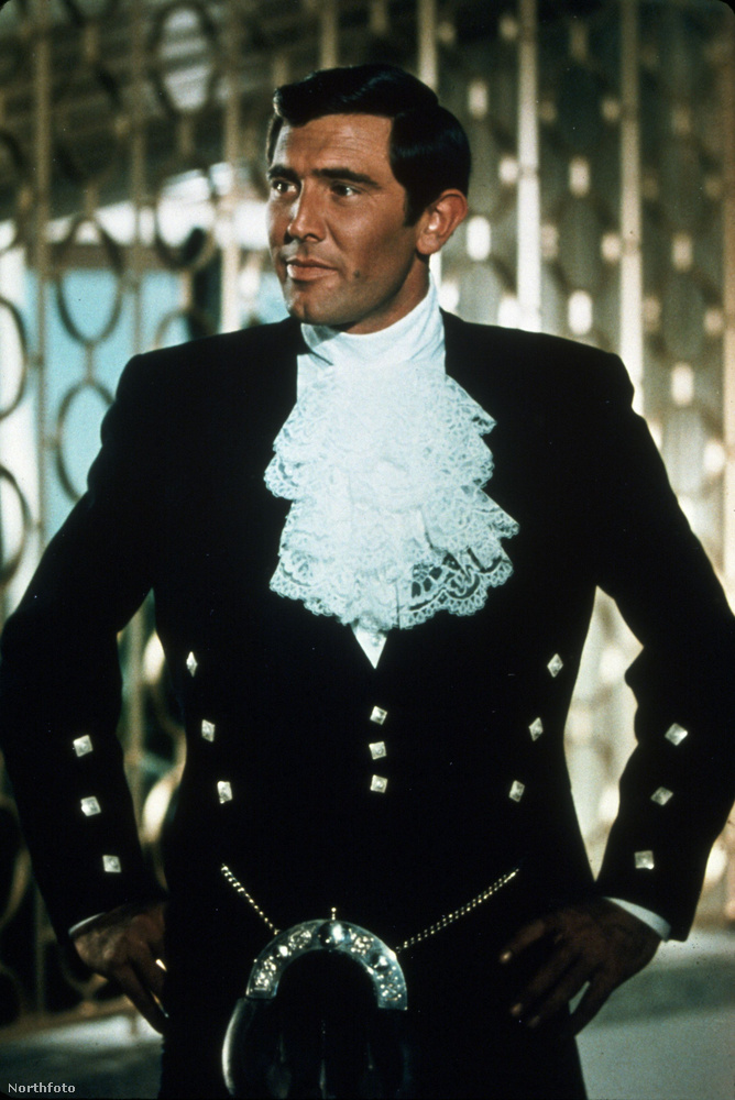 A legendás Sean Connery-t George Lazenby követte a James Bondok listáján, aki először és utoljára az 1969-es Őfelsége titkosszolgálatában volt a 007-es.