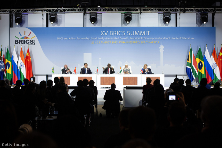 Lula da Silva, Hszi Csin-ping, Cyril Ramaphosa, Narendra Modi és Szergej Lavrov (Vlagyimir Putyint képviselve) a 15. BRICS-csúcstalálkozón 2023. augusztus 24-én